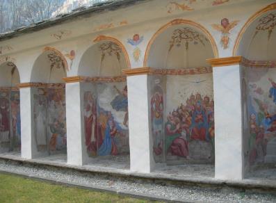 Pequeñas capillas con representaciones de los Misterios de Jesús