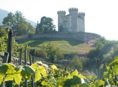 Los viñedos y el castillo de Aymavilles