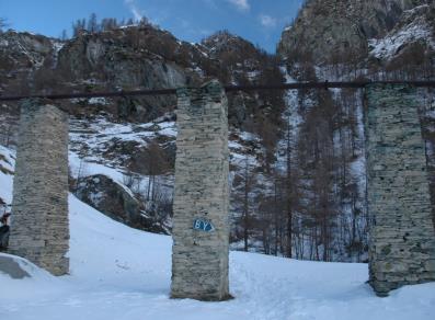 Das charakteristische römische Aquädukt in Pont