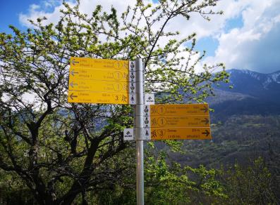 hiking signs near the hamlet of Marine (Perloz)