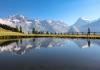 Le Grand Combin et le Mont Gelé se reflètent dans les eaux du petit lac près du plateau de Champillon