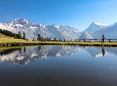 Le Grand Combin et le Mont Gelé se reflètent dans les eaux du petit lac près du plateau de Champillon