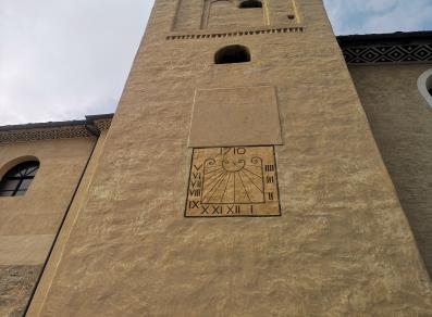 Introd-Kirche – Sonnenuhr auf dem Glockenturm