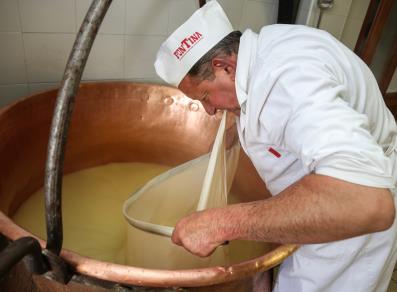 Herstellung von Fontina-Käse