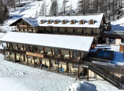 The hotel Chalet du Lys in winter