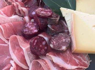 Platte mit Wurstwaren und Käse aus dem Aostatal 