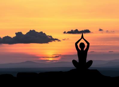 Yoga au lever du soleil
