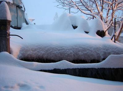 Der Dorfbrunnen unter dem Schnee