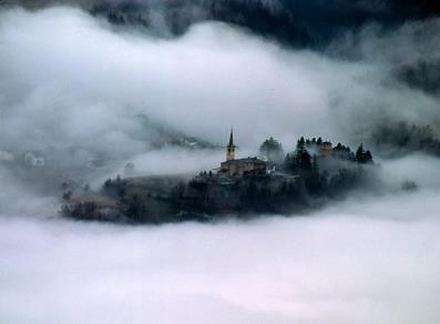 Le village d'Introd dans le brouillard