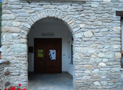 L'ingresso della biblioteca