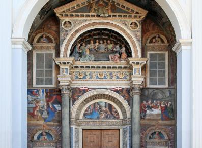 Atrio del siglo XVI en la fachada neoclásica
