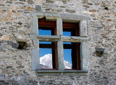 Der Mont Blanc spiegelt sich in einem der Fenster der Casaforte Bovet