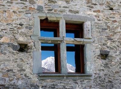 Il Monte Bianco si riflette in una delle finestre 