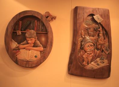 Bassorilievi in legno nell'atelier in Piazza Chano