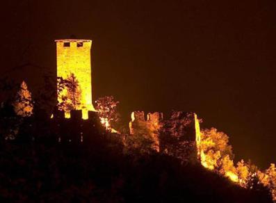 Castello di Graines in notturna - Brusson