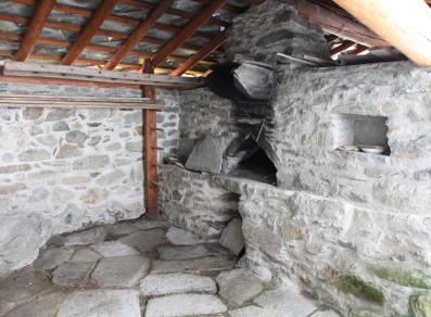 Champorcher - antiguo horno en el pueblo de Outre l'Eve