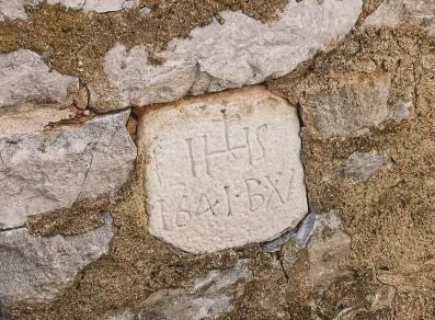Alte Inschrift im Dorf Farettaz