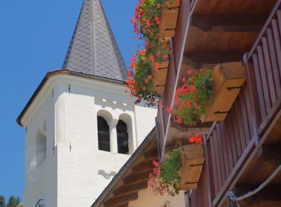 Der Glockenturm unter den Sommerfarben
