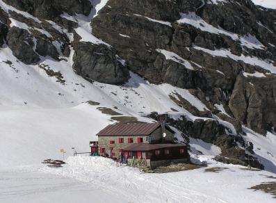 The Benevolo hut in the spring