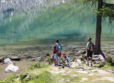 Excursionistas en el lago de Arpy