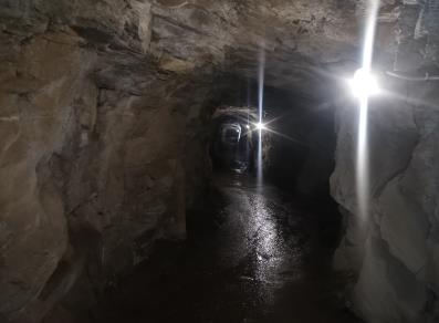Tunnel im Felsen