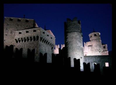 Castello di Fénis in notturna