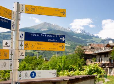 Ru Pompillard - hiking signs in Roisan