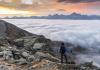 Escursionista ammira il mare di nuvole dalla Becca di Viou