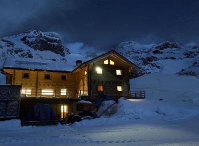 The refuge in winter - Night view