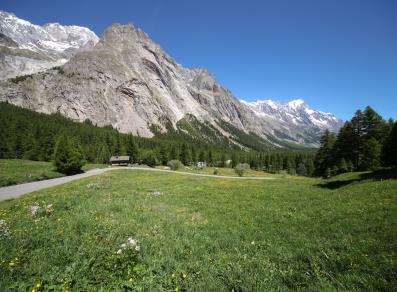 Il Monte Bianco, il Dente del Gigante e le Grandes Jorasses visti dalla strada della Val Veny
