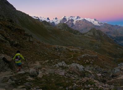 Escursionista al tramonto e il Monte Rosa