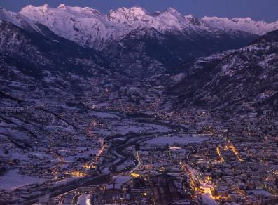Panorama di Aosta in notturna