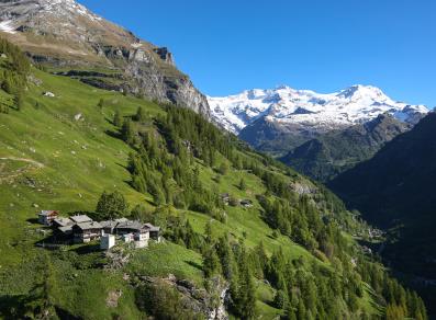 Das Dorf Alpenzu Grande und das Monte Rosa