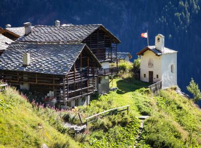 Stadel und die Kapelle in Alpenzu Grandde